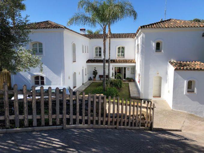 villa front line Atalaya golf in Benahavis for rent