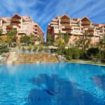 Vista exterior jardín piscina apartamento en venta en Magna Marbella, Nueva Andalucía