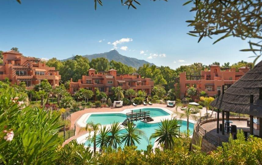 exterior of new golf apartments for sale in Nueva Andalucia Marbella