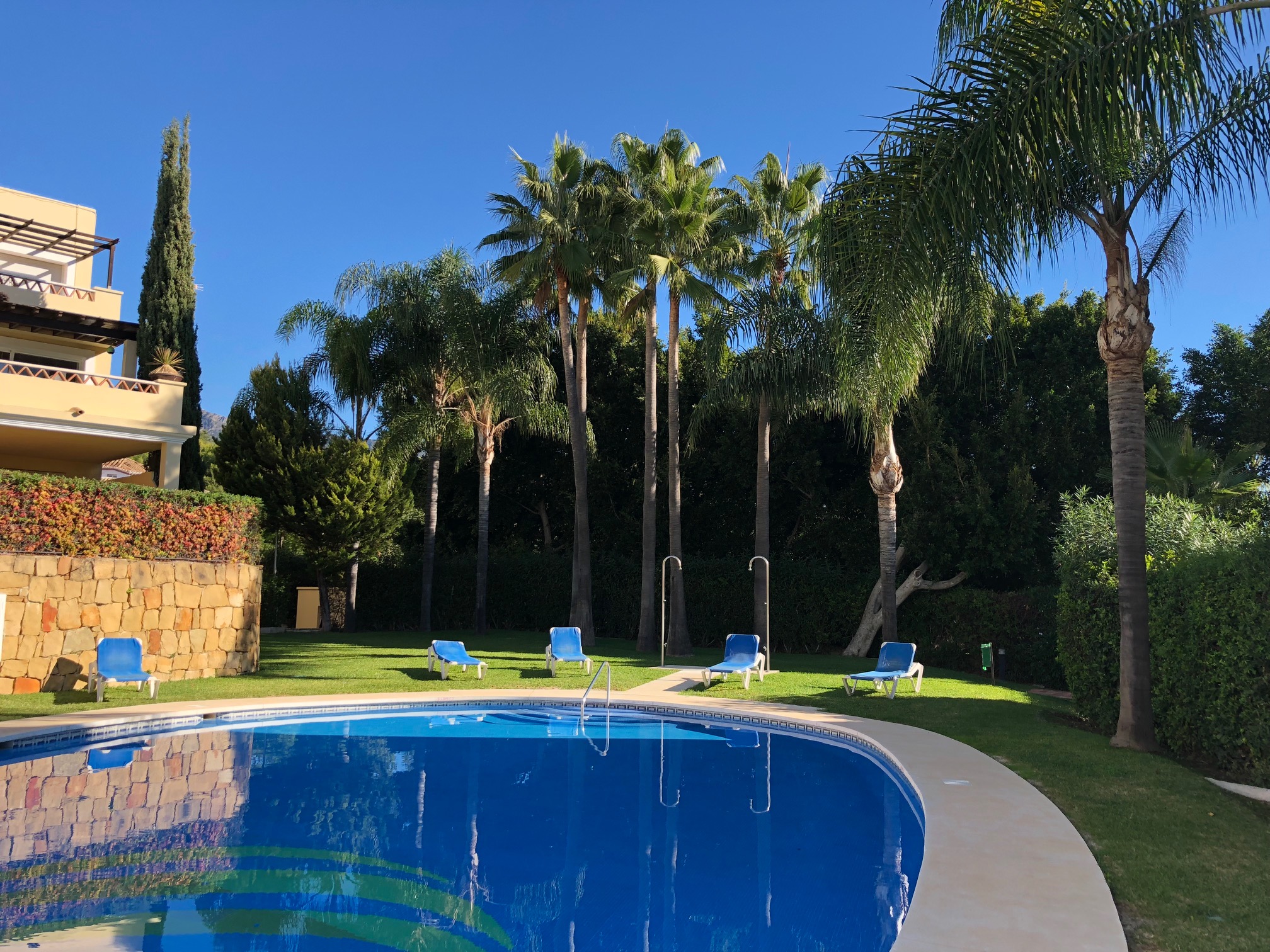 Appartamento a pianterreno con giardino privato a Nagueles, Marbella