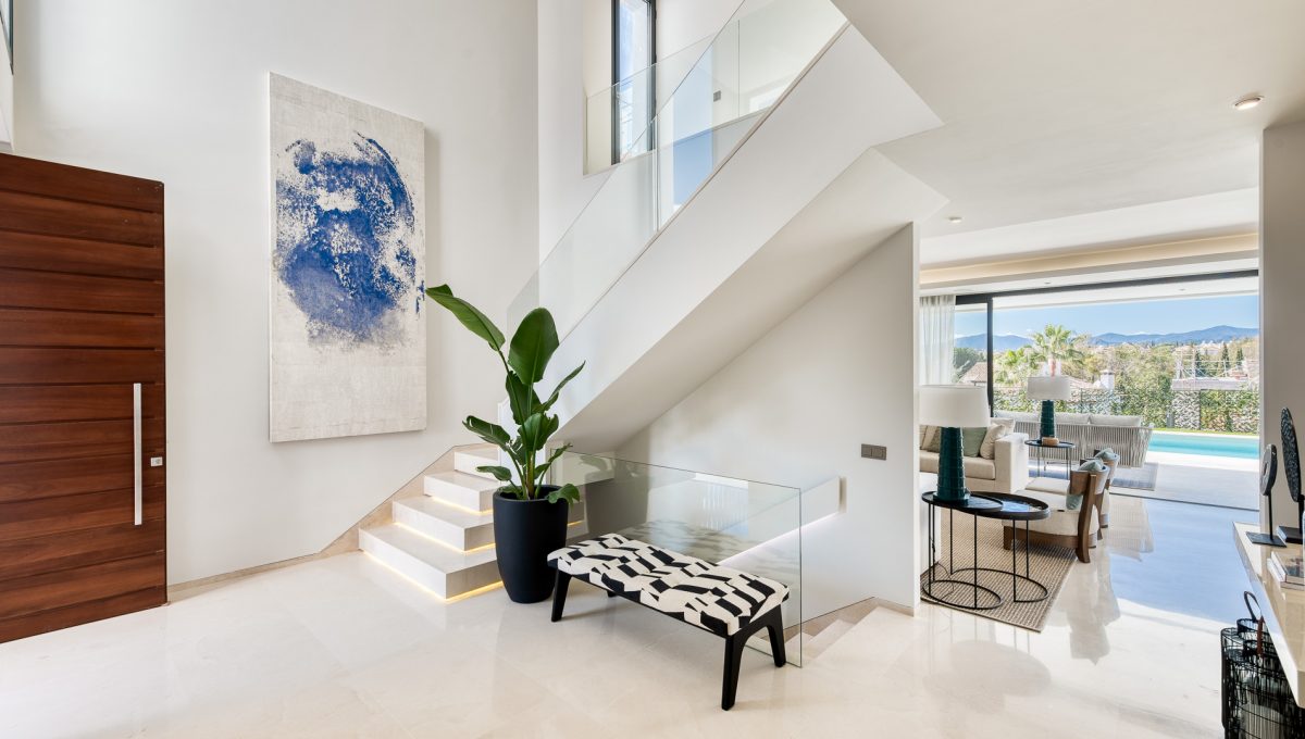 project-villas-in-altos-de-puente-romano-golden-mile-area-1.- hall-1