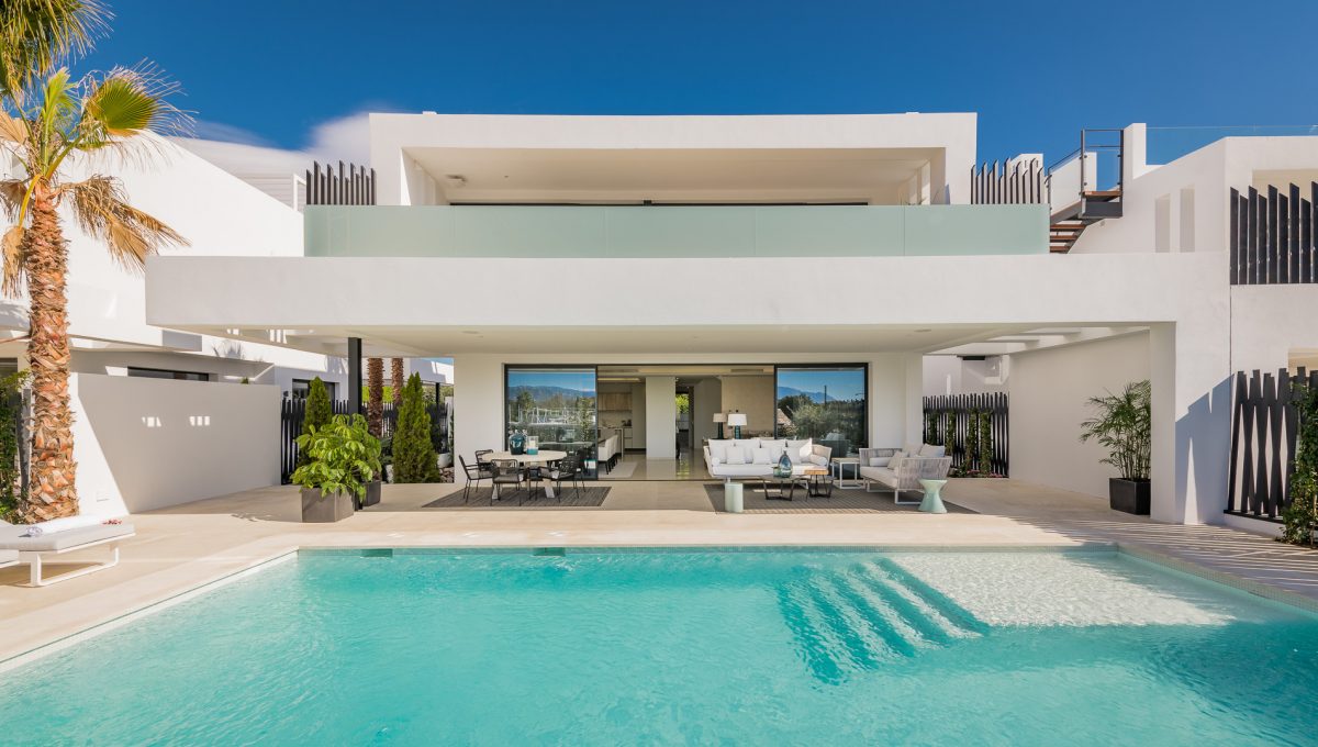 project-villas-in-altos-de-puente-romano-golden-mile-area-6.-fachada trasera-1