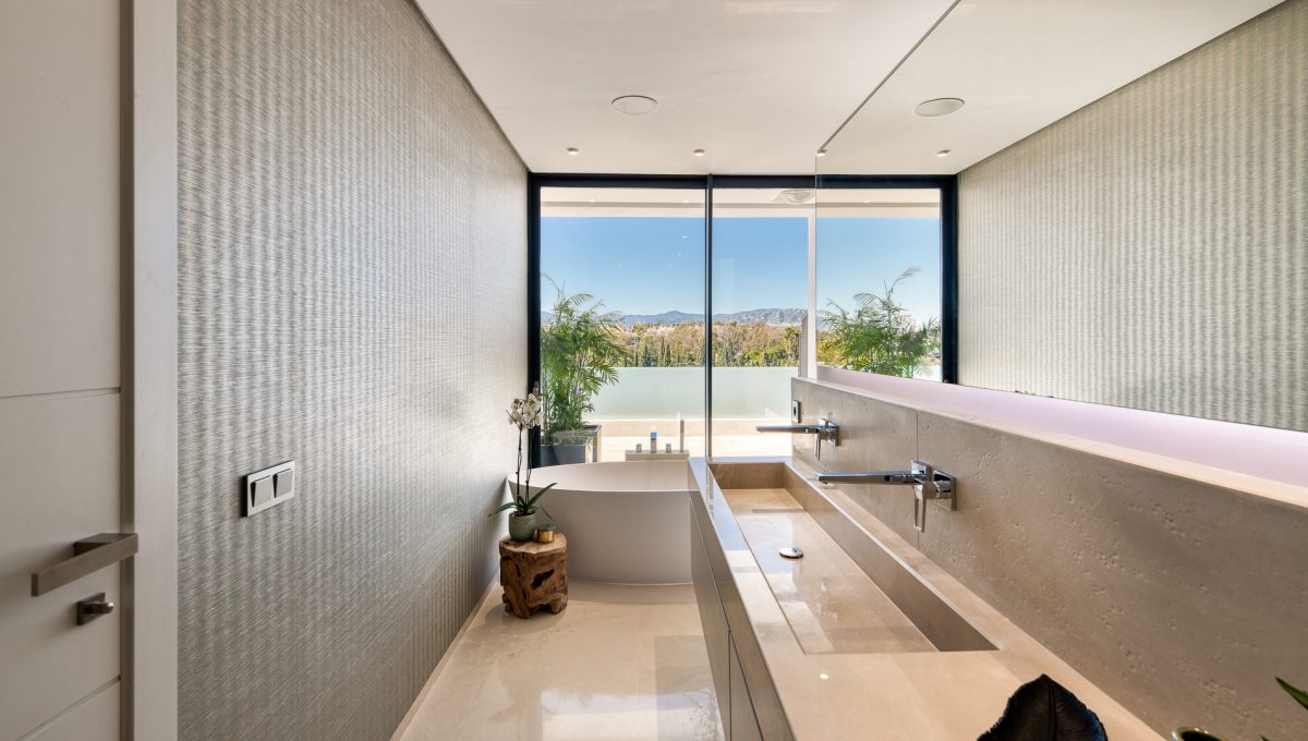 project-villas-in-altos-de-puente-romano-golden-mile-area-7.-master bedroom baño-1