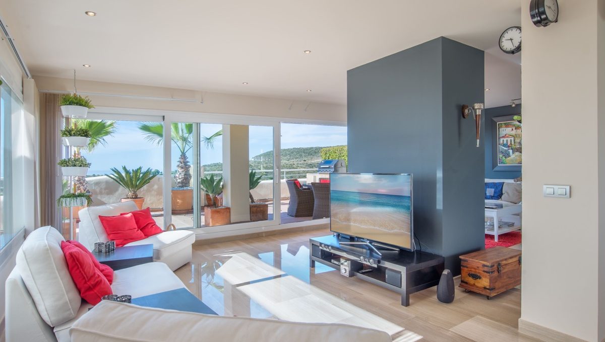 best-views-you-have-ever-seen-large-3-bedroom-penthouse-with-wrap-around-terrace-c2121ph_06 tv area