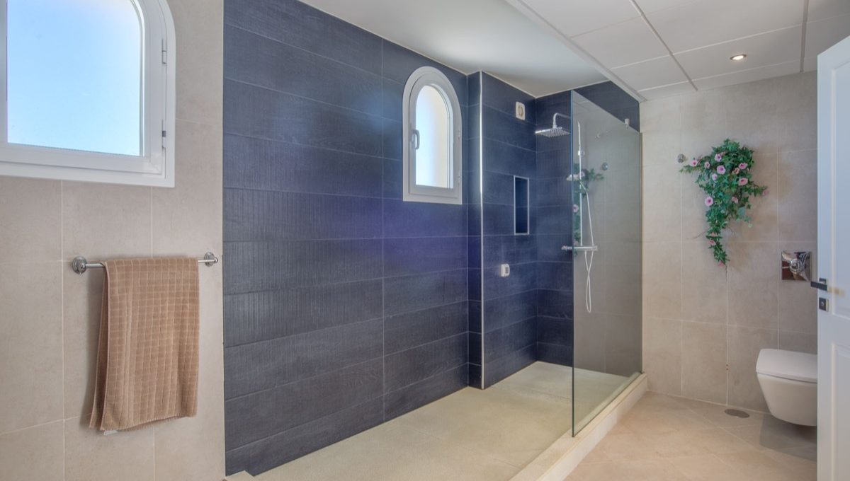 best-views-you-have-ever-seen-large-3-bedroom-penthouse-with-wrap-around-terrace-c2121ph_12 master bathroom