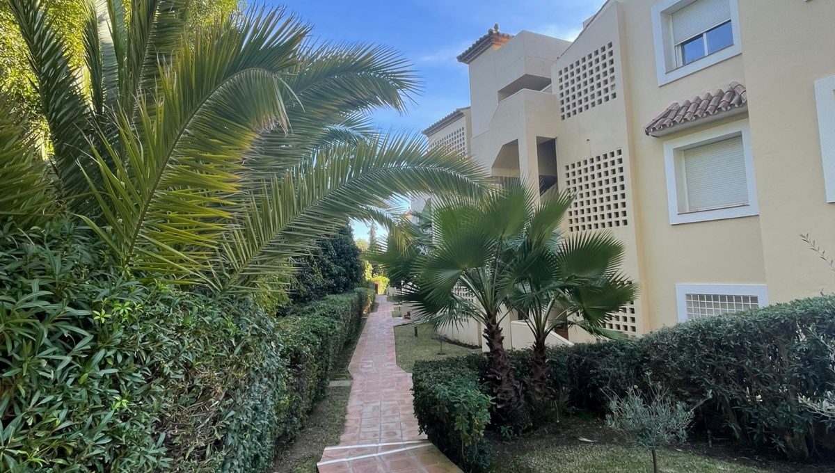 duplex-penthouse-in-nagueles-marbella-photo-2023-03-03-19-47-11 3