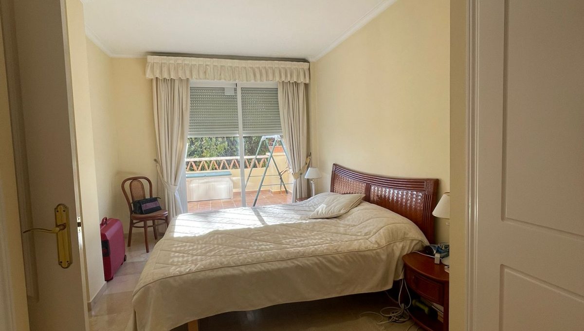 duplex-penthouse-in-nagueles-marbella-photo-2023-03-03-19-47-19 3
