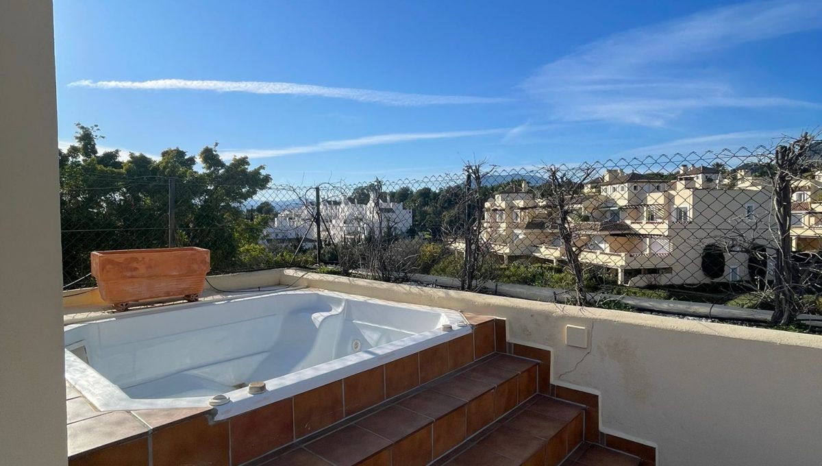 duplex-penthouse-in-nagueles-marbella-photo-2023-03-03-19-47-20 3