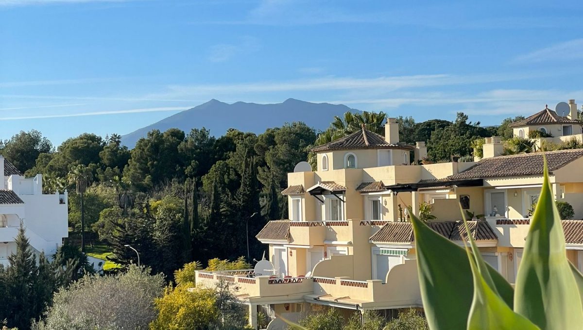 duplex-penthouse-in-nagueles-marbella-photo-2023-03-03-19-47-20 4